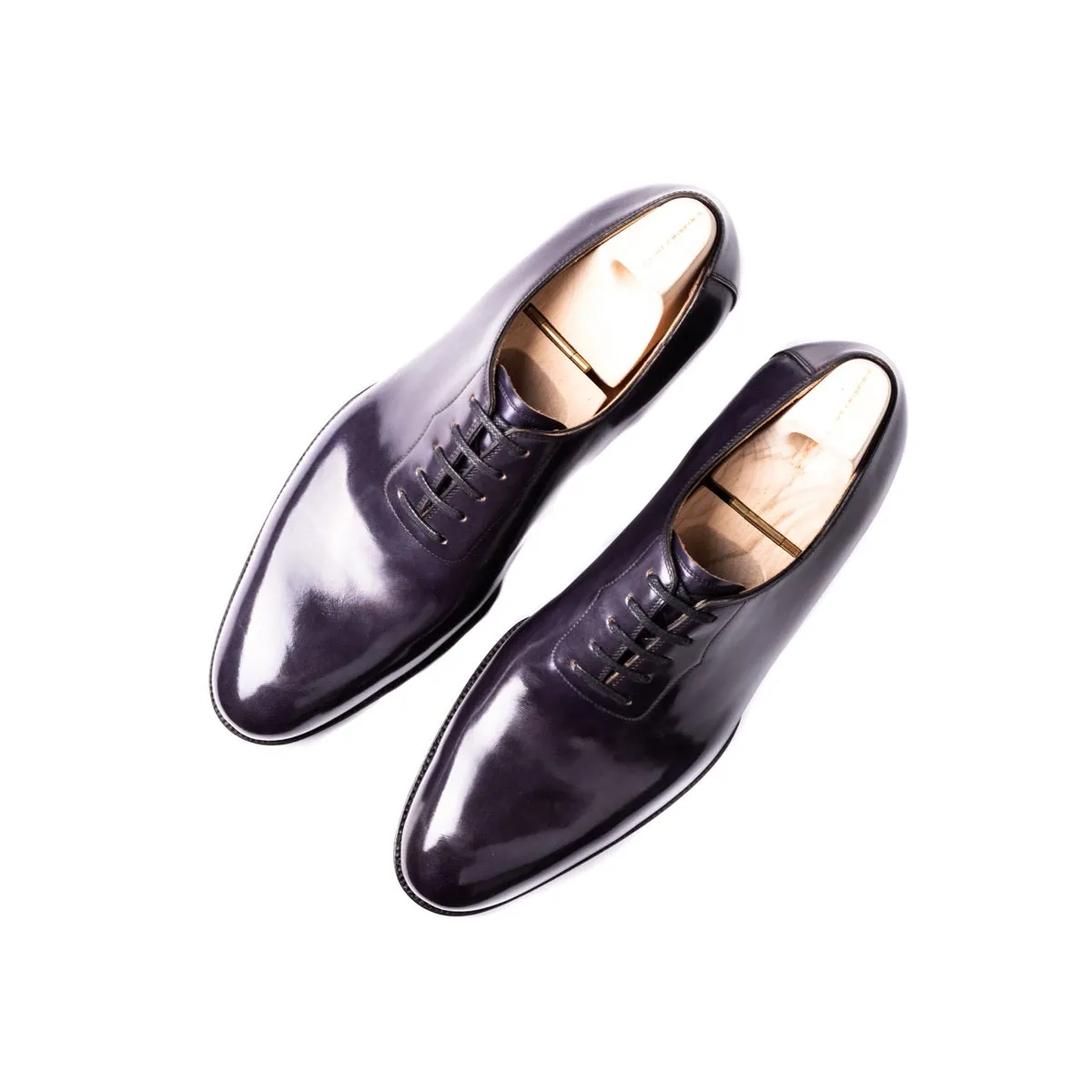 Wholecut Oxford with stitching around the laces in dark purple Crust calf